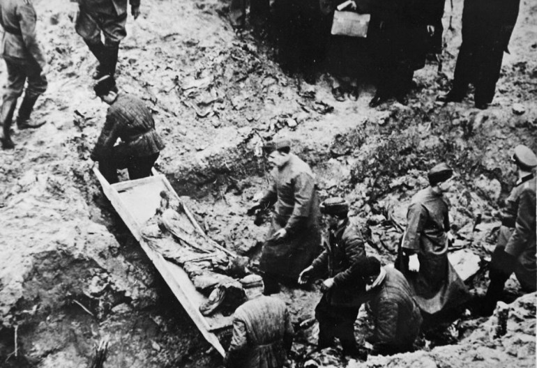 ​Reprodukcje fotografii dokumentujacych przeprowadzona wiosna 1943 roku ekshumacje zwlok polskich oficerow zamordowanych przez NKWD w Lasach Katynskich, rep.: Jerzy Dudek / Forum